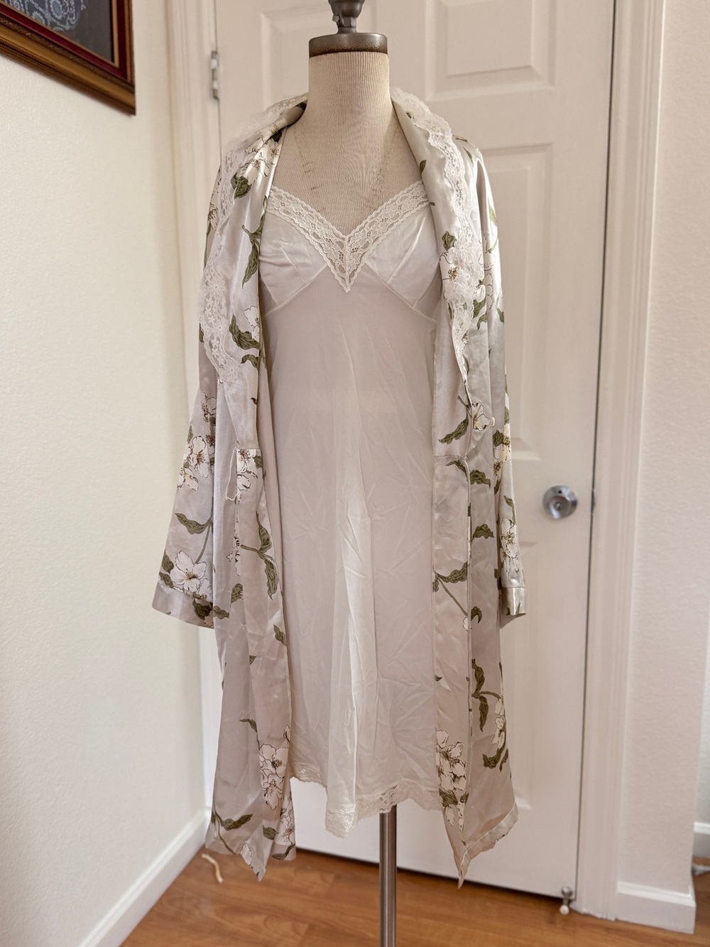 Jones New York Ivory Lace-Trim Slip with Floral Satin Robe